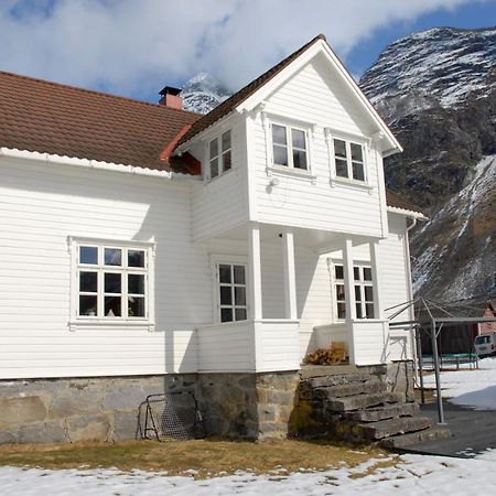 Comfortable House In Quiet Area Luster Exterior photo