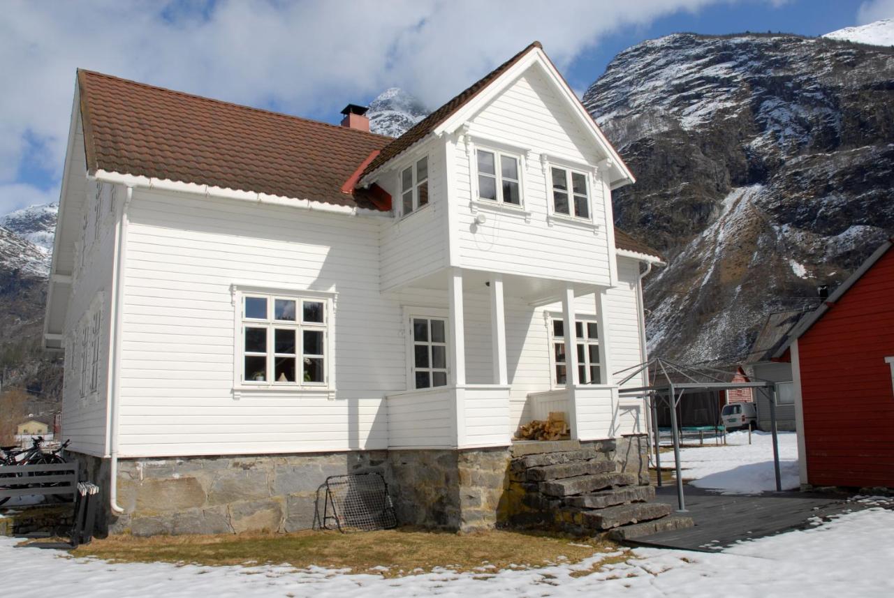 Comfortable House In Quiet Area Luster Exterior photo
